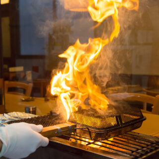 【自慢の炭焼き焼鳥】 香ばしい炭の香りと鶏本来の旨味が楽しめ…